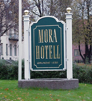 Skylt åt Mora Hotell med vattendamm