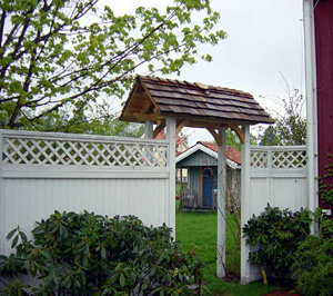 Plank med spaljé och portal i cederträ